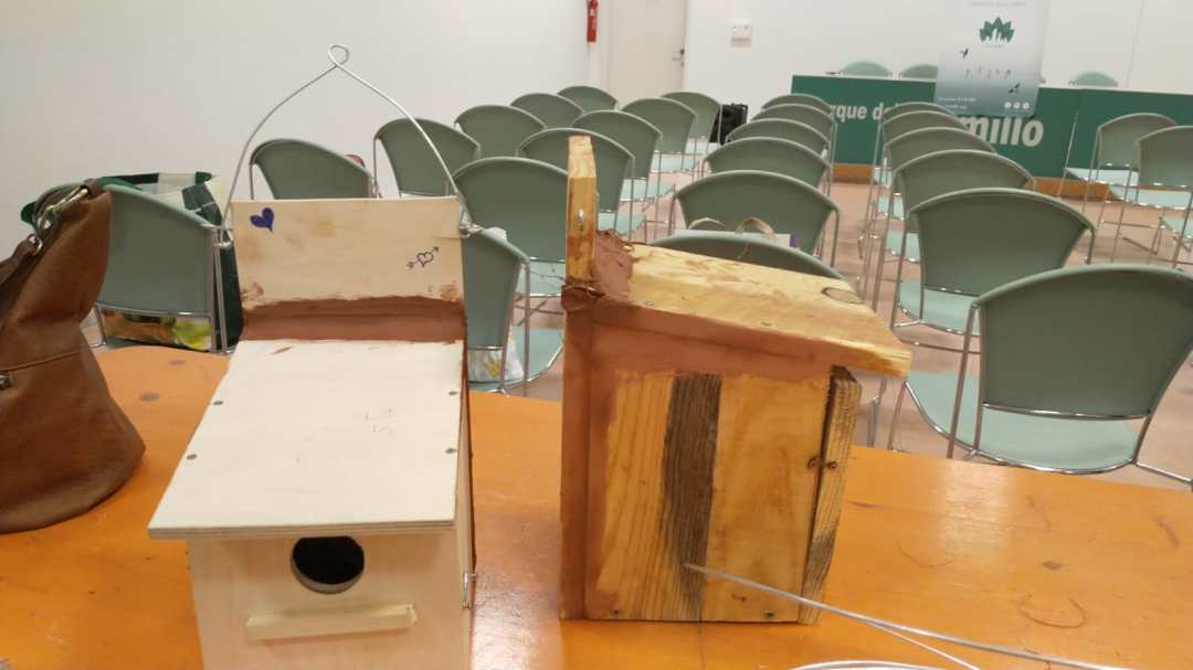 Cajas construida por los voluntarios de la Asociación Ecourbe.